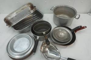 lot 54 image: Club aluminum pot lot, Mirro and frying pans