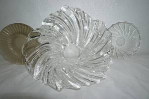 lot 55 image: Art glass large leaded glass bowl plus glass plates