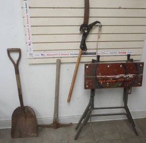 lot 75 image: Black and Decker work bench