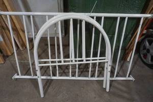 lot 83 image: metal toddler bed frame-white