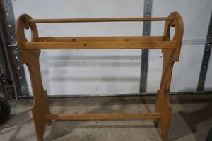 lot 84 image: wood quilt rack 32x 33