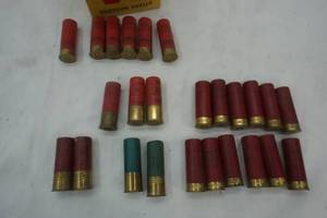 lot 100 image: 12 gauge ammo. different shots. Full box(25)