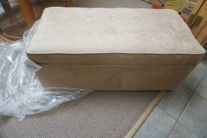 lot 106 image: padded bed bench NEW IN BOX with tags. Studio Home Collection JCPENNEY.