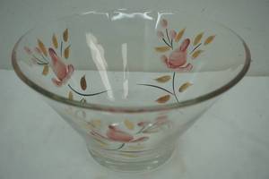 lot 113 image: Decorative glass bowl. painted roses gold-toned leafs
