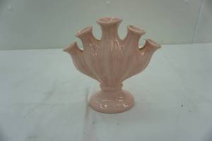 lot 135 image: vintage vase. 132 USA on bottom