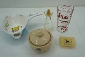 lot 159 image: vintage home decor lot