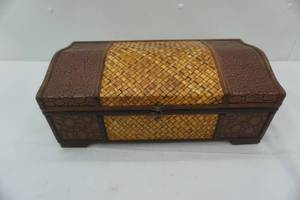 lot 164 image: decorative box. NEW. 17x9