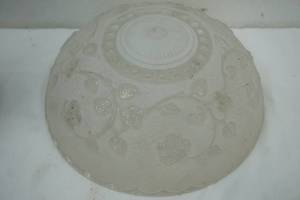lot 192 image: Vintage light glass shade