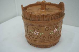 lot 202 image: Twin wanton cookie jar