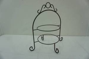 lot 237 image: 2ct 11x14 gold toned frames. decorative wooden