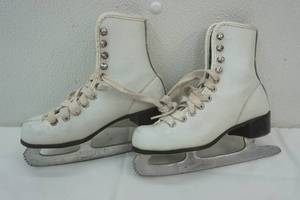 lot 251 image: kids ice skates. size 12