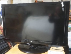 lot 333 image: LG LCD TV 42 with manual and remote
