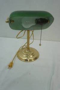 lot 338 image: Vintage Emerald Bankers Lamp
