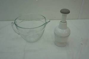 lot 345 image: Anchor Hocking 2L mixing measuring bowl and Pampered Chef Chopper