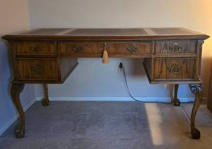 lot 14 image: Beautiful Vintage Wooden Desk