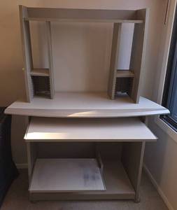 lot 79 image: Compact Computer Desk and Hutch