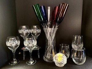 lot 132 image: Stunning Hand Blown Colorful Glass Long Stem Footless Champagne Toasting Flutes, Etched Wine Glasses and Pretty Stemless Glasses