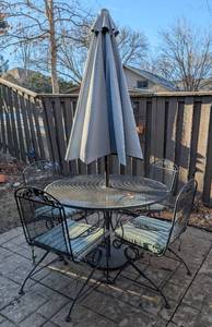 lot 33 image: Round Painted Metal Patio Table Set