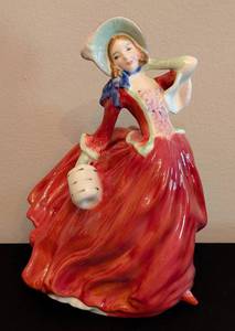 lot 100 image: Royal Doulton Top o the Hill Porcelain Figurine