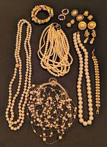 lot 101 image: Assortment of Pretty Pearl Jewelry