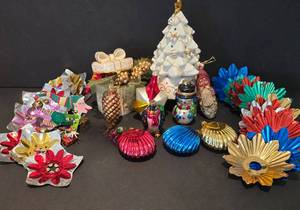 lot 128 image: Lovely Blown-Glass Ornament Collection & More