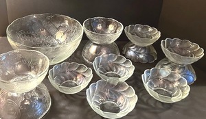 lot 178 image: Stunning Clear Glass and Frosted Glitter Glass Bowls
