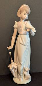 lot 24A image: Lladro Summer Stroll Porcelain Figurine