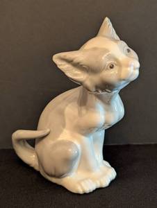 lot 43 image: Lladro Porcelain Cat Figurine