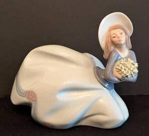 lot 42 image: Lladro Garden Treasure Porcelain Figurine