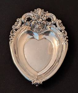 lot 5 image: Vintage Wallace Grand Baroque Sterling Silver Heart Dish