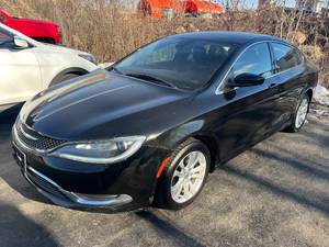 lot 3 image: 2017 Chrysler 200