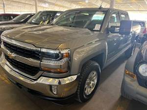 lot 19 image: 2017 Chevrolet Silverado LT 4x4 Crew Cab