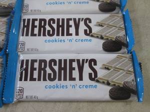 lot 476 image: (B-1) 12 Hersheys Cookies n Creme...