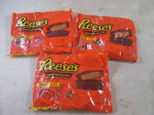lot 487 image: (B-2) 3 Bags of Snack Size Reeses P...