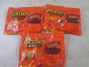 lot 488 image: (B-2) 3 Bags of Snack Size Reeses P...