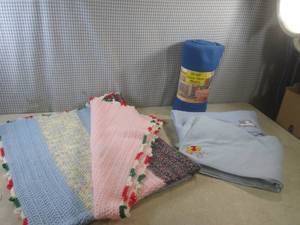 lot 352 image: (A-2) Knit Blanket, Fleece Throw an...