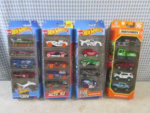 lot 394 image: (BS) Hot Wheels and Matchbox in Pac...