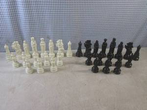 lot 399 image: (BS) Set of Chess Pieces - Plastic...
