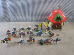 lot 30 image: (CS) Assorted Smurf Figures with Ho...