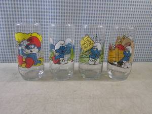 lot 32 image: (CS) 4 Vintage Peyo 1982 Smurf Glas...