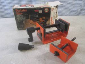 lot 43 image: (EC1) Black & Decker Portable Vise...
