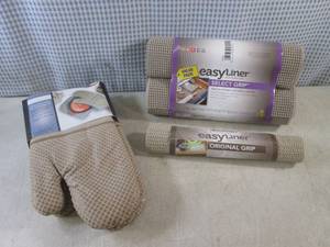 lot 168 image: (BS) 4pc Silicone Oven Mit & Pot Ho...