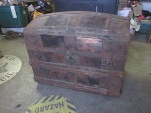 lot 185 image: (EW3) Antique Chest Trunk 33 x 22...