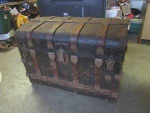 lot 186 image: (EW2) Antique Chest Trunk 34 12 x...