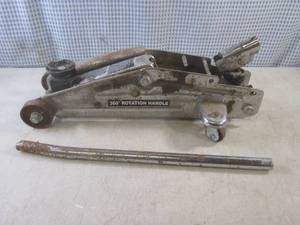 lot 304 image: (EC1) Black Jack 2 Ton Service Jack...