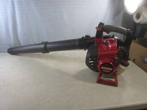 lot 305 image: (F-0) Craftsman 27cc Gas Powered Bl...