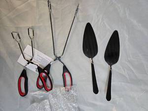 lot 36 image: Lot of 2 Sets of Items 2 Tongs & 2 Spatulas  Brand New