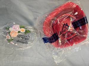 lot 46 image: Lot of 2 items 1 Pop Corn popper and 1 Solid Lovers Corners Always on my mind and Forever in my heart