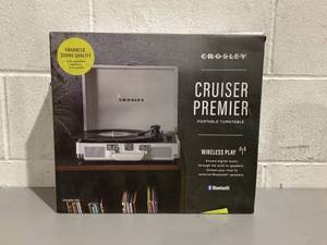 lot 508 image: Crosley Cruiser Premier Vinyl Record Player with Speakers and Bluetooth - Audio Turntables