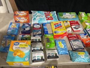 lot 370 image: LOT OF Cleaning Supplies
